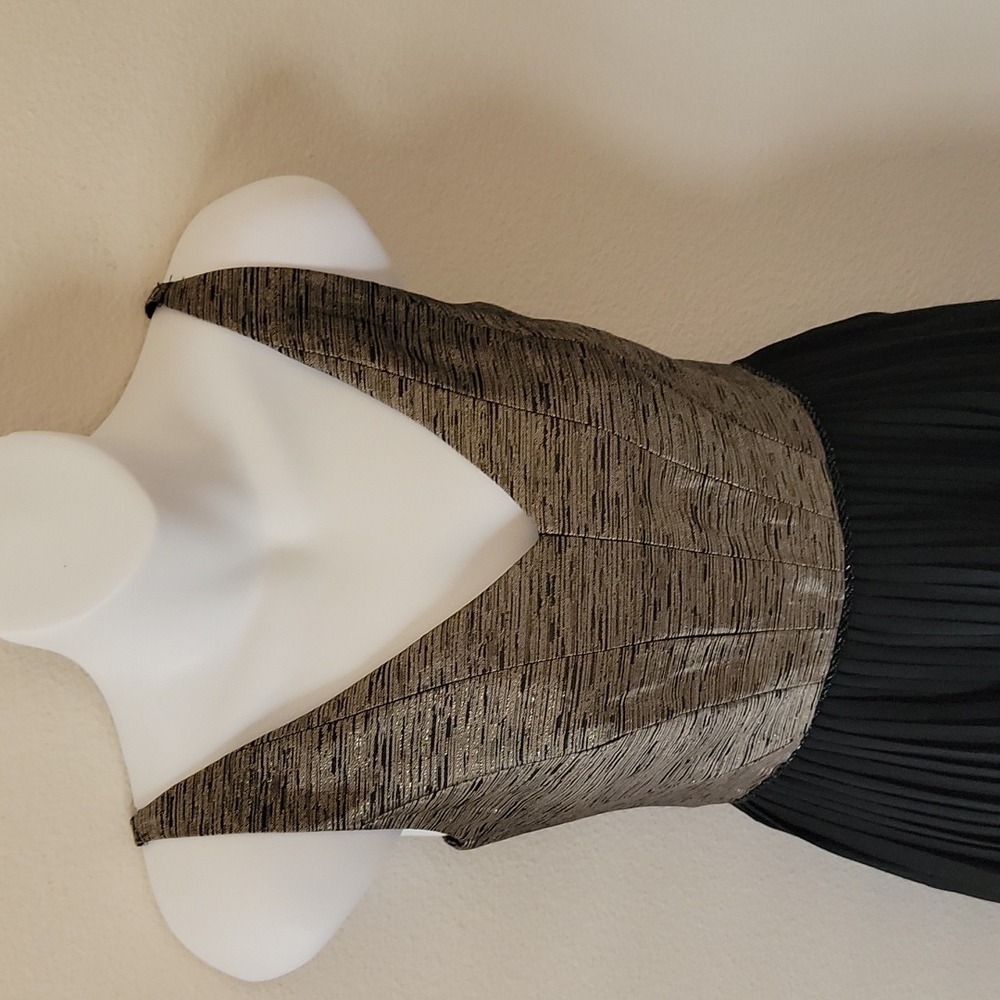 New Beautiful Minuet Black Metallic V-neck pleated form Dress Juniors sz Medium - Picture 7 of 11